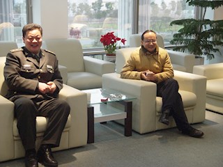 住苏某部队来校慰问因公牺牲的战友子女